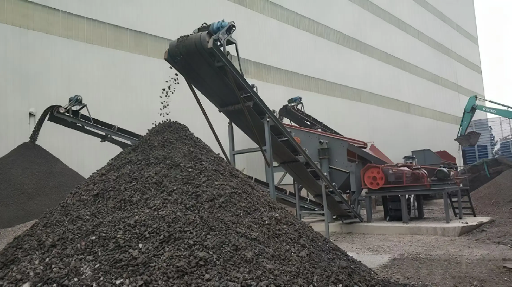 Cambodian customer purchases double roll crusher from Kaituo Machinery on site