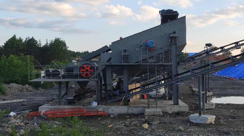 Russian customer purchases double roll crusher from Kaituo Machinery on site