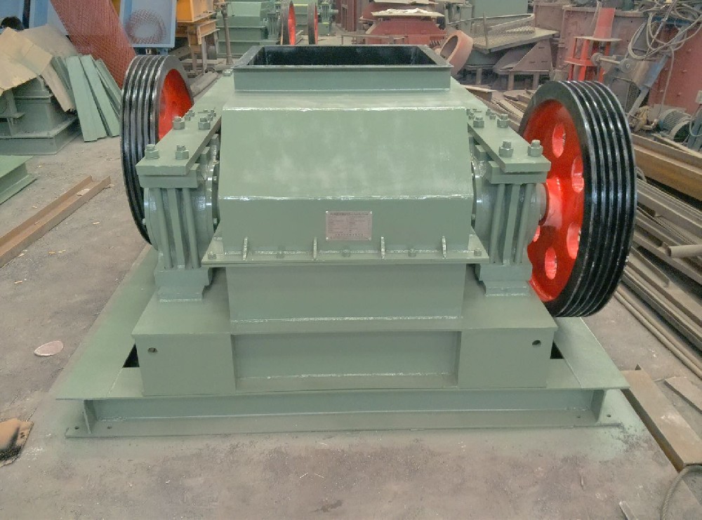 How can double-toothed roller crushers reduce energy consumption?