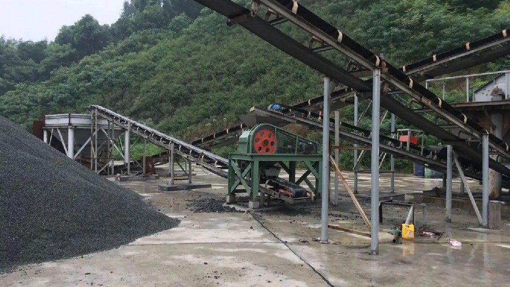 A customer in Hubei, China purchased a double roll crusher from Kaituo Machinery.